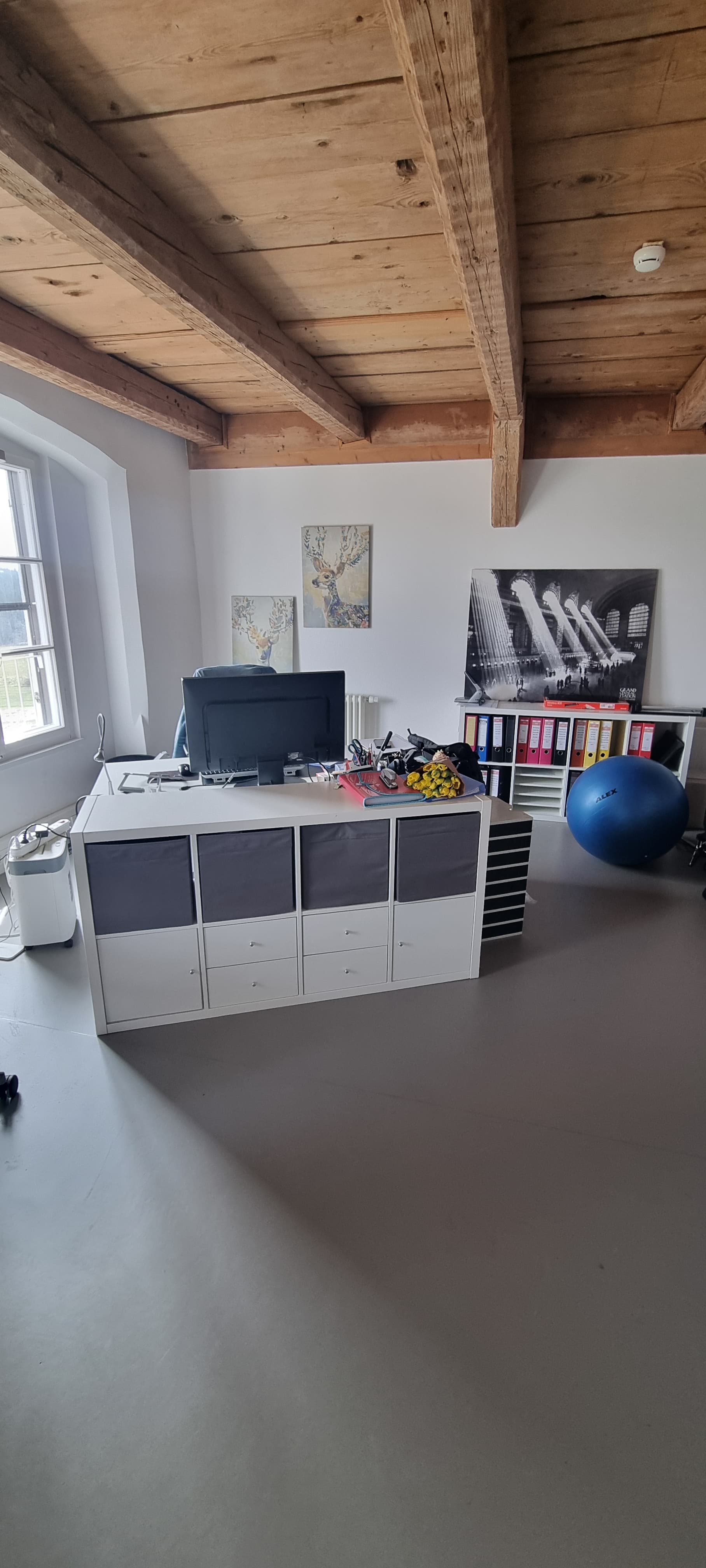 Arbeitsplatz mit Blick durch historisches Bogenfenster im Schloss Kempfenhausen