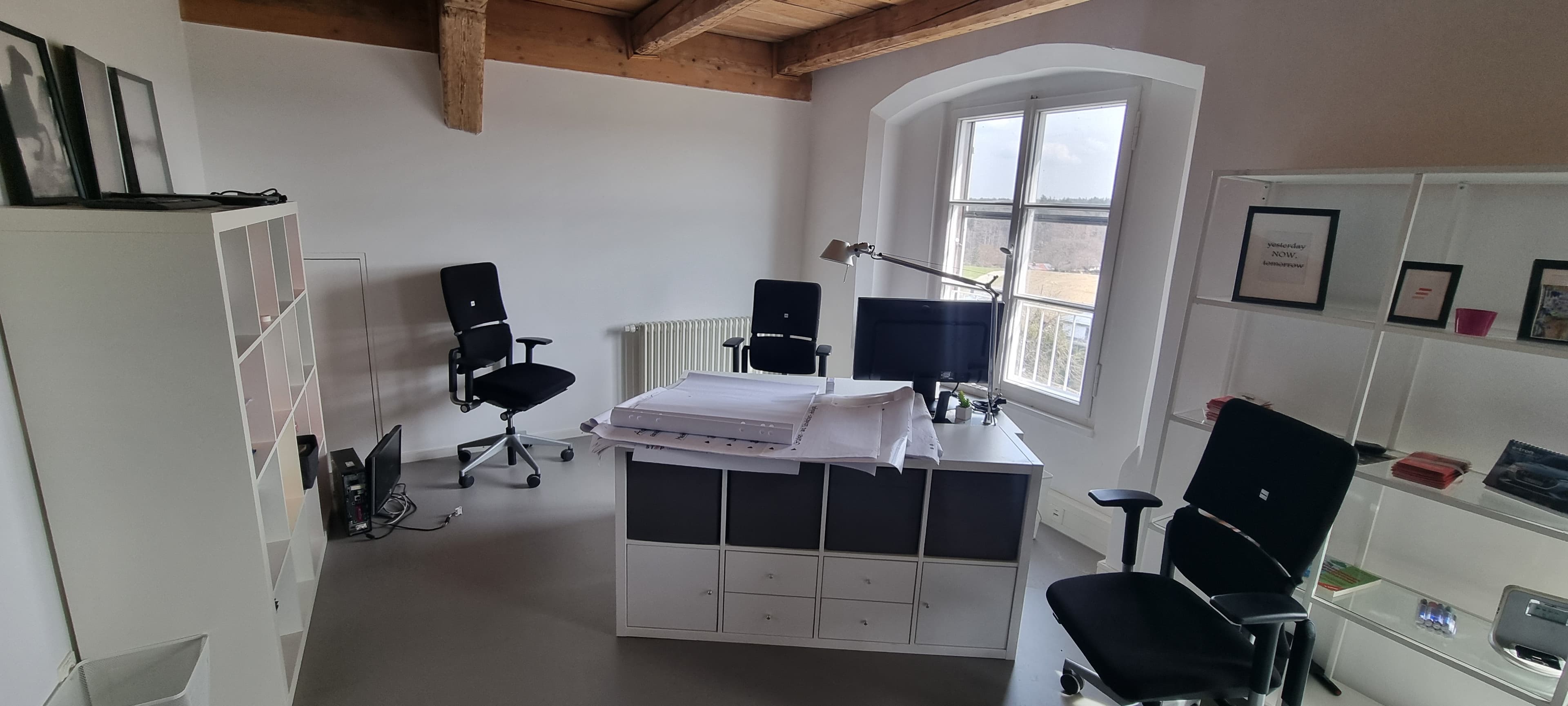Co-Working Arbeitsraum im Schloss Kempfenhausen mit historischen Holzbalken