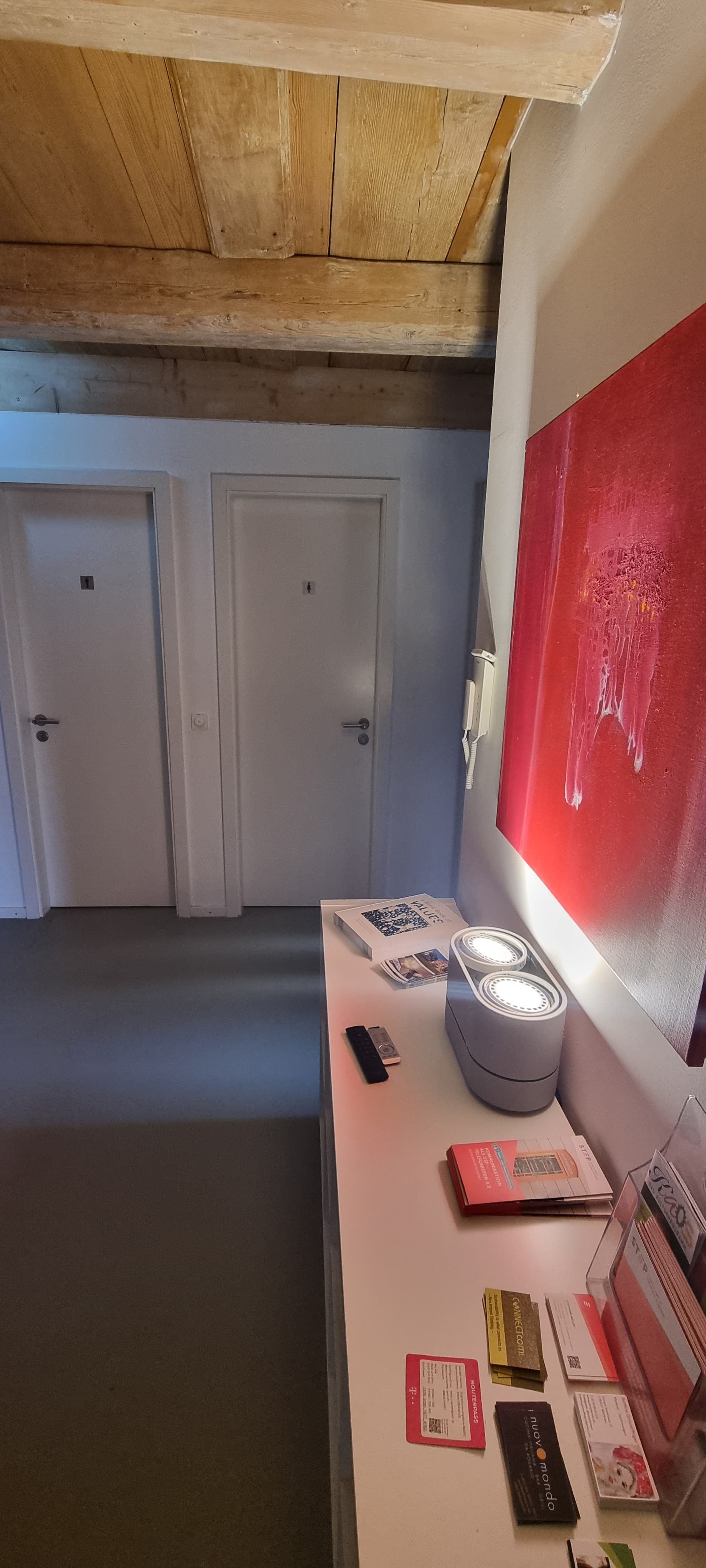 Empfangsbereich mit rotem Kunstwerk im Schloss Kempfenhausen