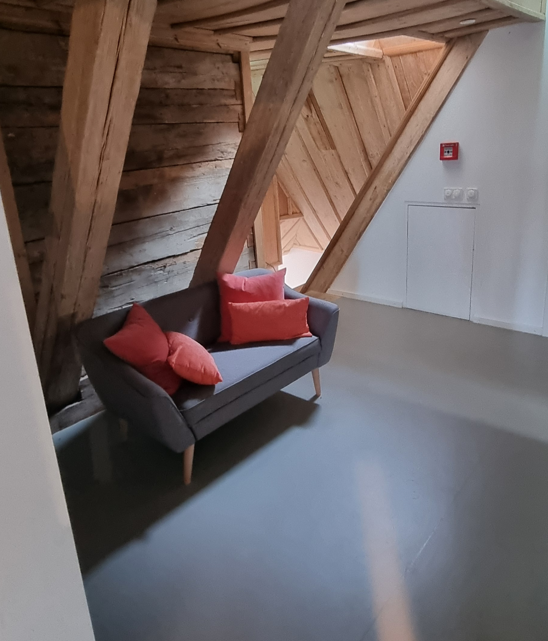 Gemütliche Sitzecke mit Sofa und Holzbalken in der Schloss Meeting Lounge